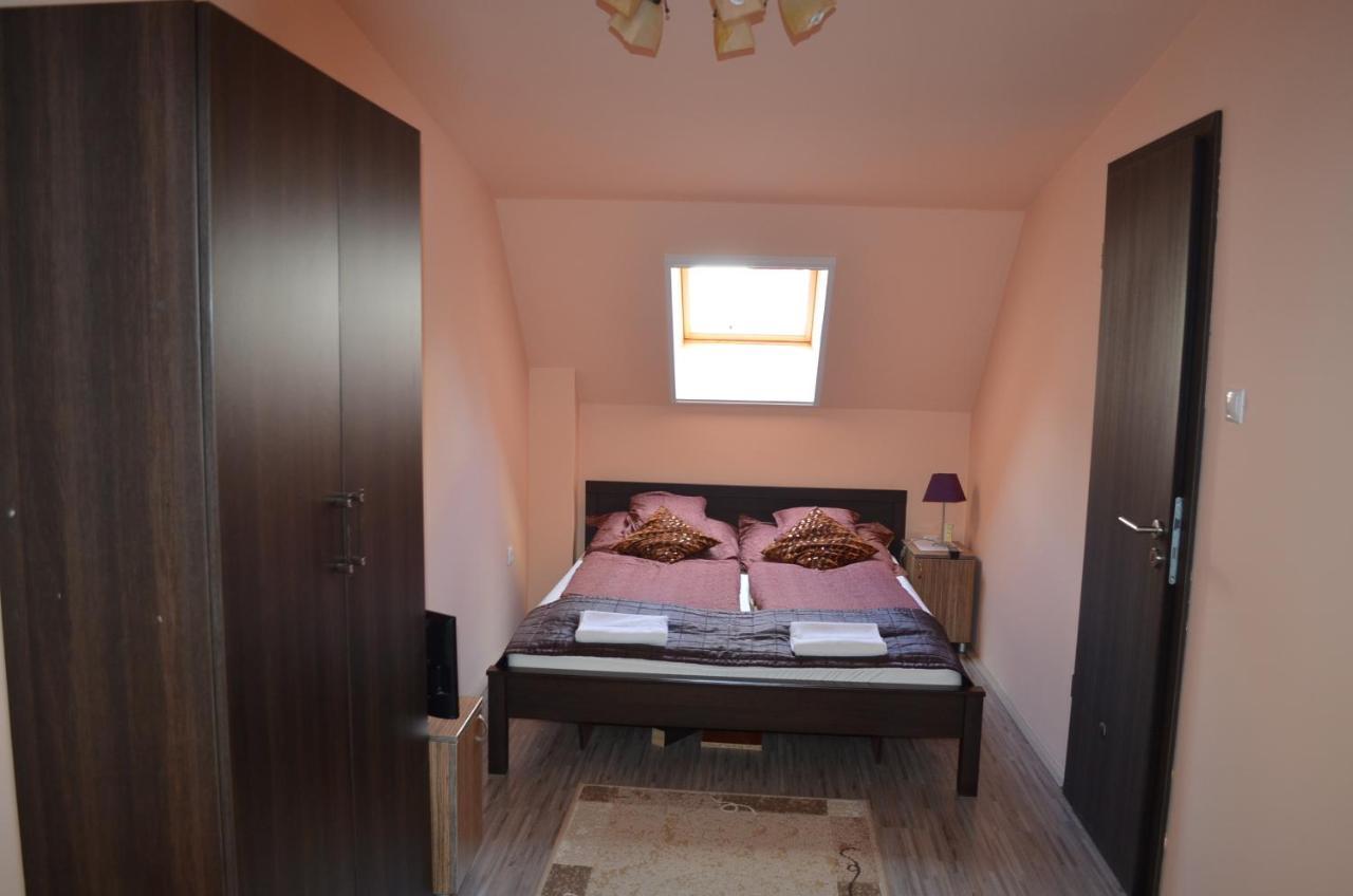 Holdfenyszallas Bed & Breakfast Szeged Exterior photo