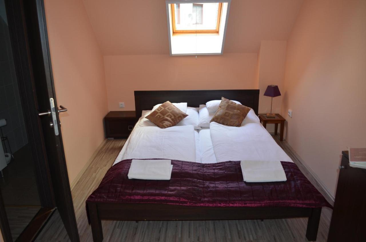 Holdfenyszallas Bed & Breakfast Szeged Exterior photo